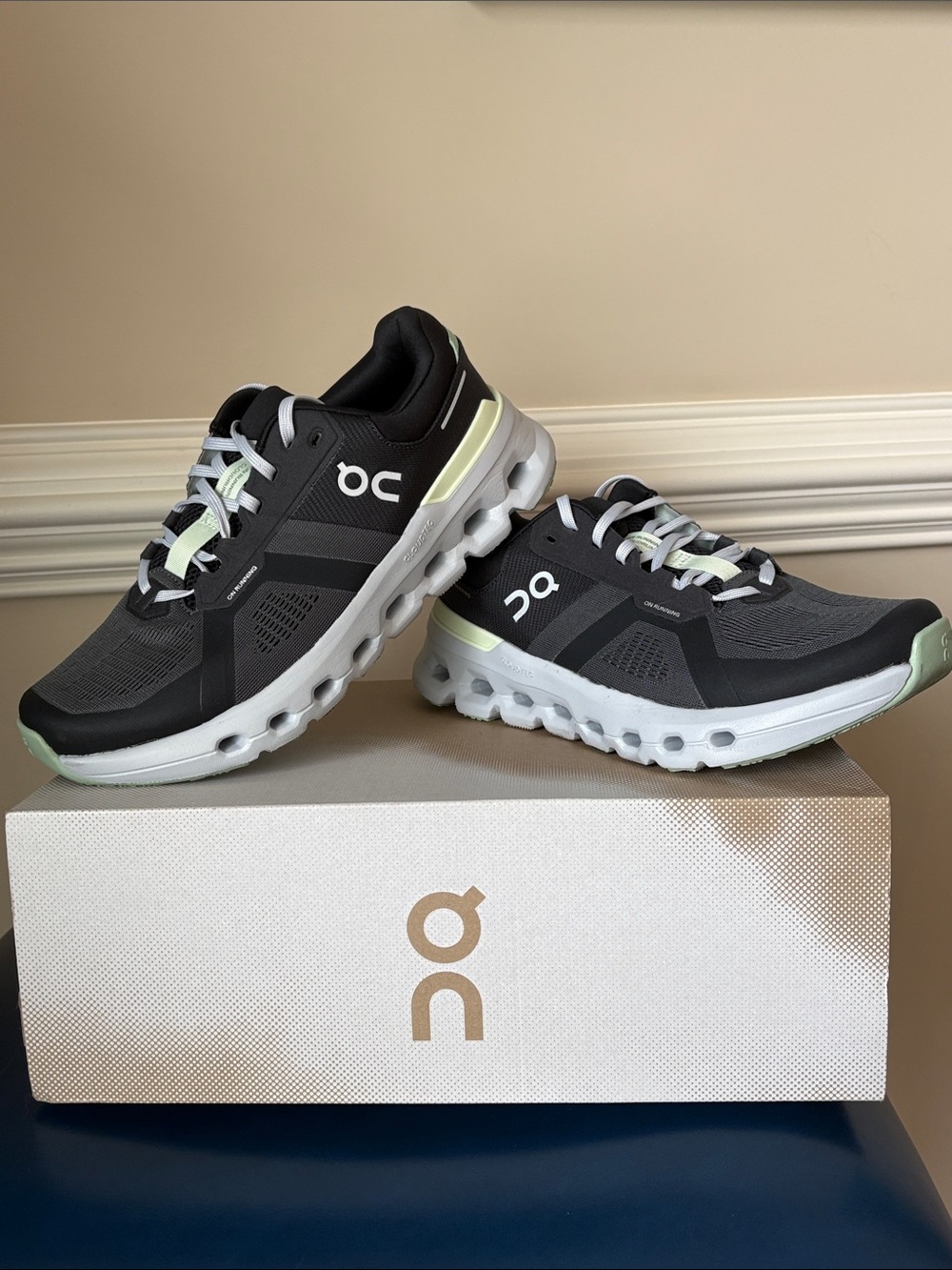 On Cloudrunner 2, Women’s 9.5 Wide